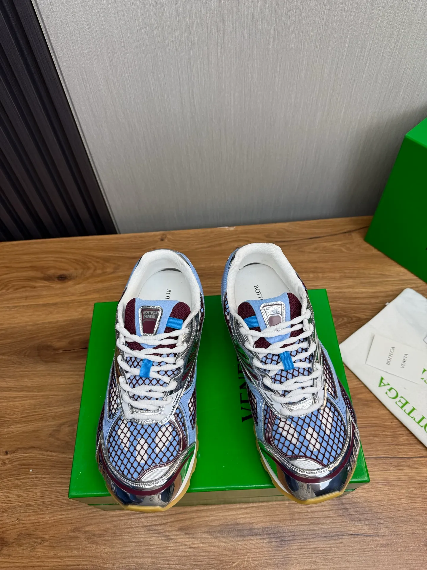 Men's men's shoes 💰620💰 BV top version 𝘽𝙊𝙏𝙏𝙀𝙂𝘼 𝙑𝙀𝙉𝙀𝙏𝘼 Orbit sneakers Wang Yibo same style couple style dad shoes 🩷💚 Runner sneakers, made of lightweight technical mesh fabric. Features a geometric patterned rubber outsole. Pay attention to the package craftsmanship ❕ High version shipping ❗️ Very nice, durable to play with and durable to make ✔️ Standard version 💯💯 The outsole is made of color-blocked TPU outsole. Women’s model 35-41 (40 41 customized) Men’s model 39-46 (45.46 customized) Equipped with original packaging